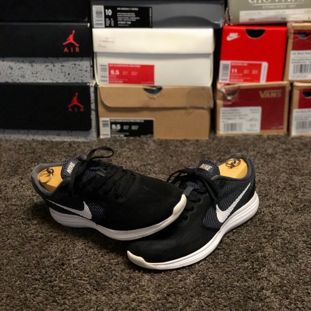 WMNS SIZE 9 NIKE REVOLUTION 3 “Shadow”